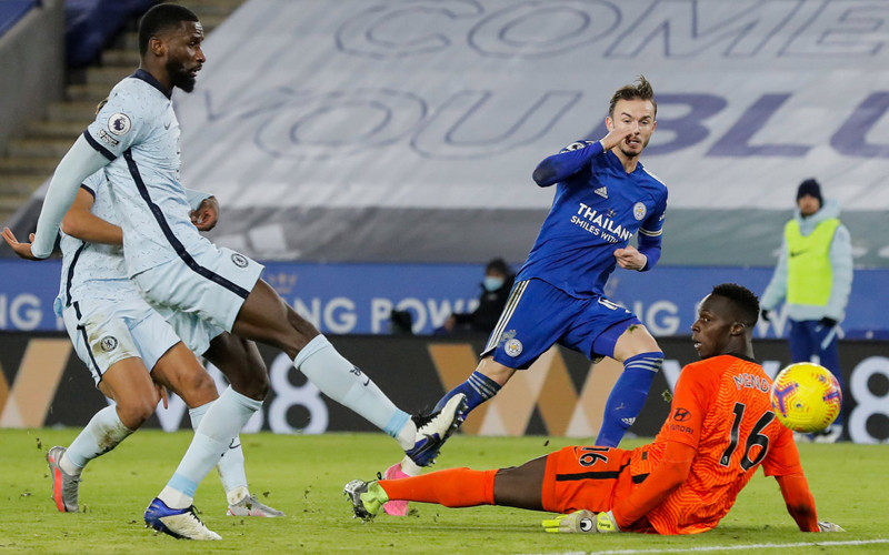 J. Maddison (áo xanh) ghi bàn thắng thứ hai cho Leicester.