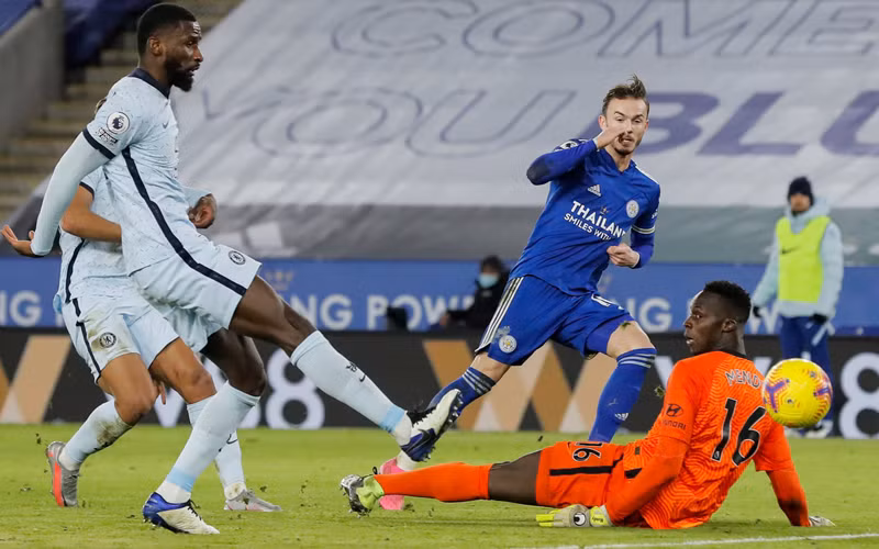 J. Maddison (áo xanh) ghi bàn thắng thứ hai cho Leicester.
