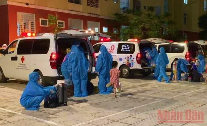 Trung tâm kiểm soát bênh tật Quảng Bình vận chuyển F0 đến bệnh viên điều trị xuyên đêm.