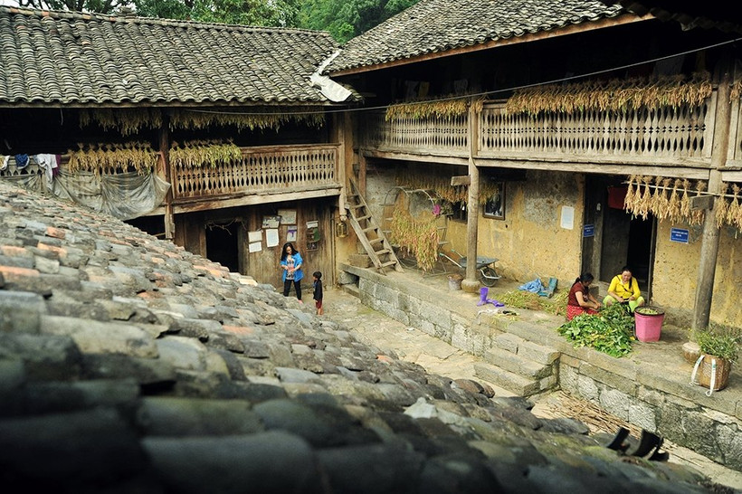 Đây là nhà một gia đình "tứ đại đồng đường" cùng sinh sống, chủ nhân là ông Mua Súa Páo. Toàn bộ ngôi nhà gồm ba dãy hình chữ U, tất cả đều là kiến trúc trình tường bằng đất. Dãy chính nằm trong cùng 