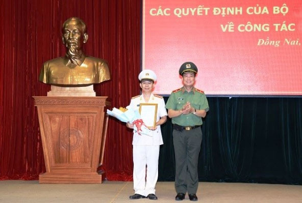 Thứ trưởng Lê Tấn Tới trao quyết định cho Đại tá Trần Tiến Đạt.
