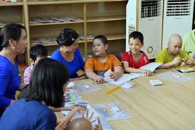 Các bệnh nhi hào hứng khi đến với Lớp học hạnh phúc.