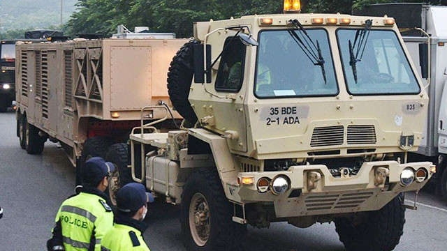 Quân đội Mỹ và Hàn Quốc vận chuyển các thiết bị của THAAD tới căn cứ Seongju. Ảnh: YONHAP
