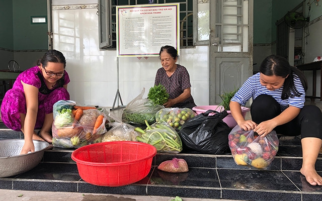 Bà Nguyễn Thị Bảnh (ngồi giữa) cùng các cháu“nội, ngoại”.