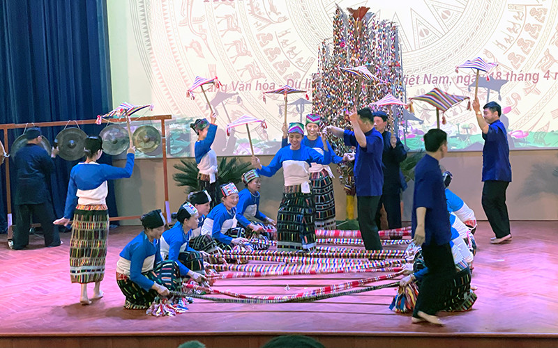 Trình diễn lễ hội Kin Chiêng Boọc Mạy của dân tộc Thái (Thanh Hóa). 