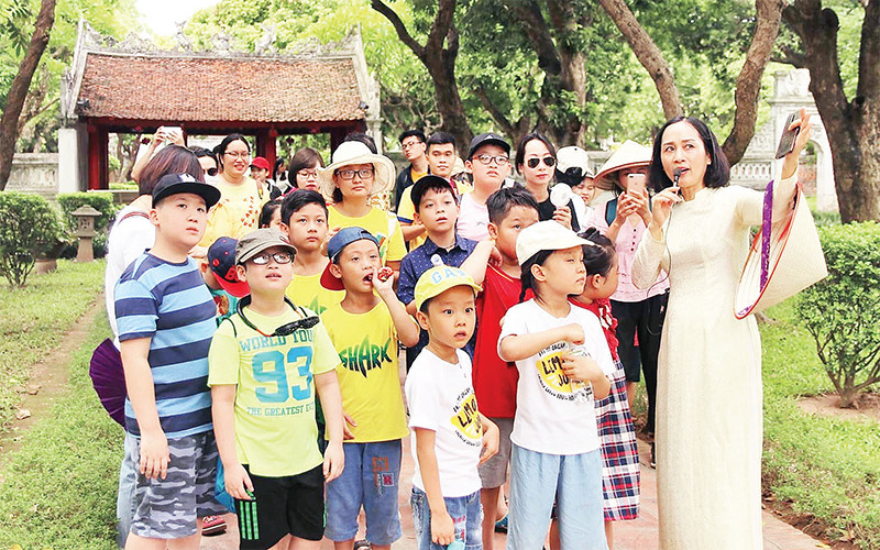 Học sinh tham quan tìm hiểu về Văn Miếu - Quốc Tử Giám (ảnh chụp trước thời gian thực hiện giãn cách xã hội).