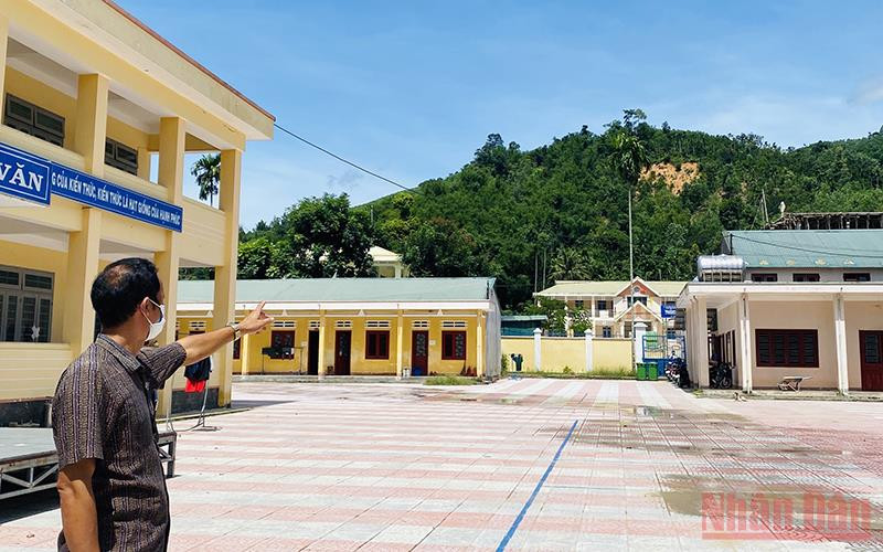 Cách khu cách ly tập trung tại Trường Phổ thông Dân tộc nội trú Tây Trà hơn 500m là khu vực sạt lở núi. 