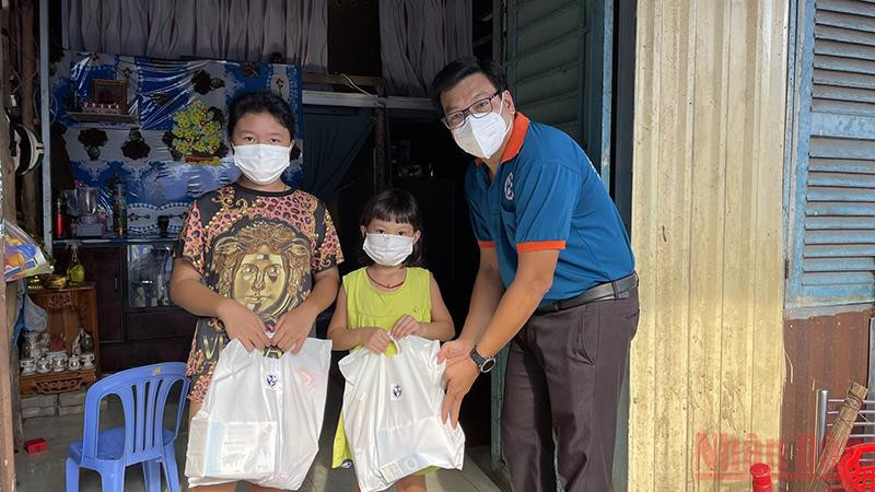 Ban tổ chức trao quà Trung thu cho các em nhỏ trong xóm trọ nghèo ở huyện Nhà Bè, TP Hồ Chí Minh.