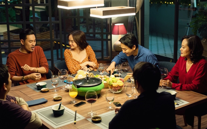 "Tiệc trăng máu" - phim hiếm hoi ra mắt khán giả trong năm nay và hiện là một trong những phim ăn khách ngoài rạp.