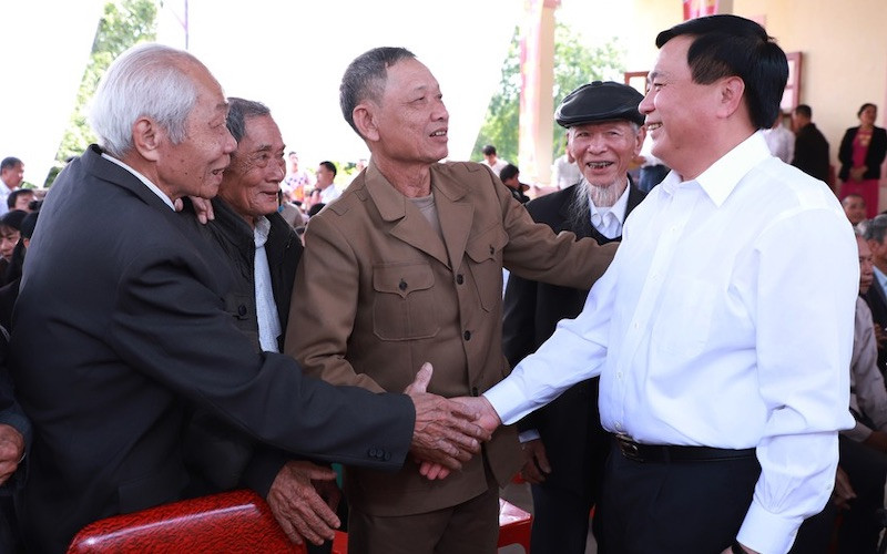 Đồng chí Nguyễn Xuân Thắng trò chuyện cùng người dân địa phương. (Ảnh: THÀNH DUY)