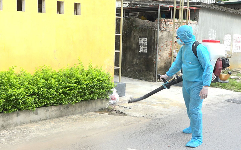 Phun khử khuẩn các khu vực mới phát hiện ca F0 trong cộng đồng ở huyện Tiền Hải, tỉnh Thái Bình.