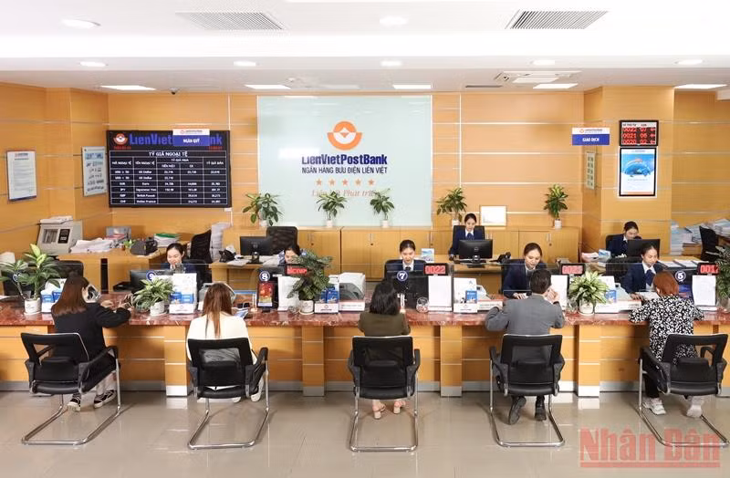Giao dịch khách hàng tại chi nhánh LienVietPostBank.