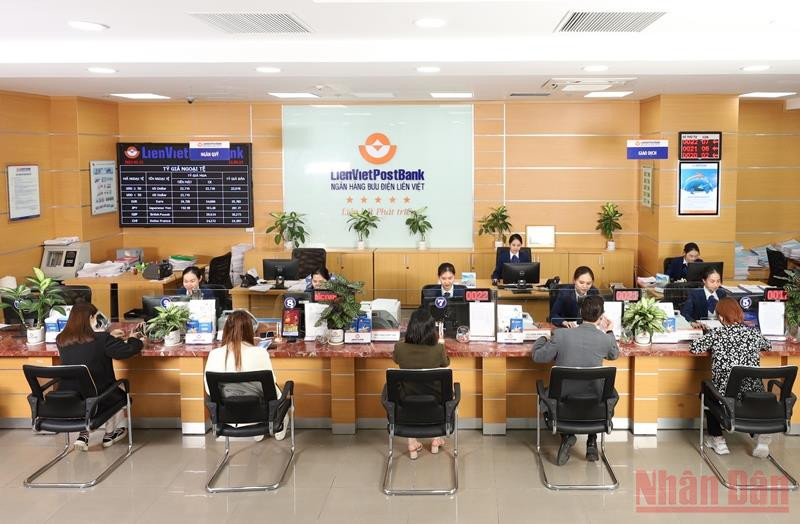 Giao dịch khách hàng tại chi nhánh LienVietPostBank.