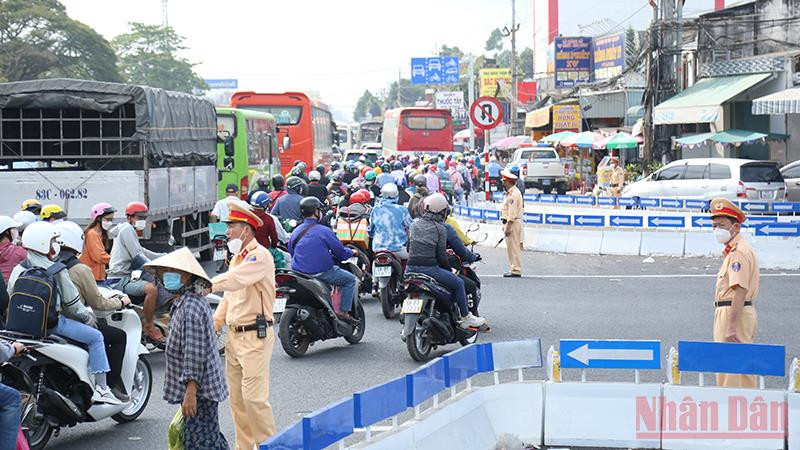 Lượng phương tiện giao thông từ các tỉnh, thành phố Đông Nam Bộ về các tỉnh miền Tây quá đông.