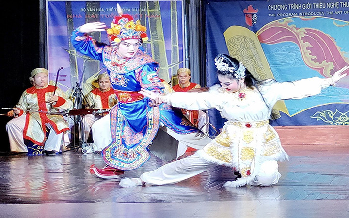 Biểu diễn trích đoạn "Hồ Nguyệt Cô hóa cáo" tại buổi báo cáo chương trình Giới thiệu nghệ thuật tuồng với khán giả trẻ.