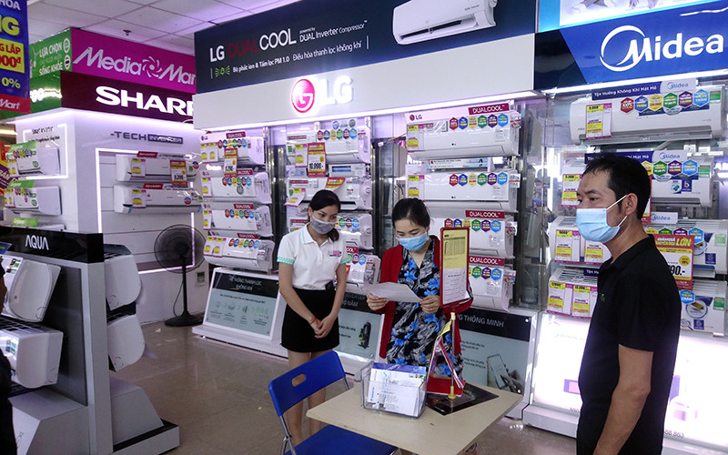 Khách hàng tìm hiểu thông tin sản phẩm tại siêu thị điện máy Media Mart khu vực quận Hà Ðông (Hà Nội).