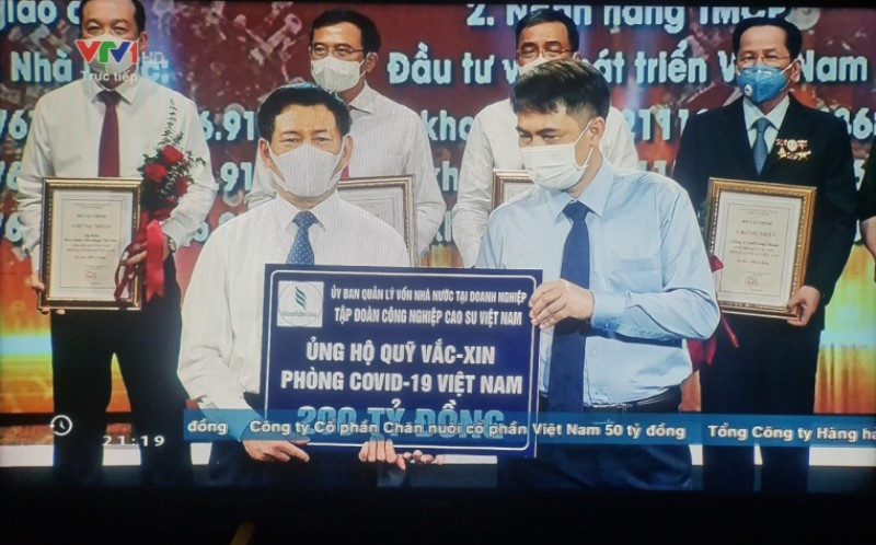 Đại diện VRG ủng hộ 200 tỷ đồng Quỹ vaccine phòng, chống Covid-19.