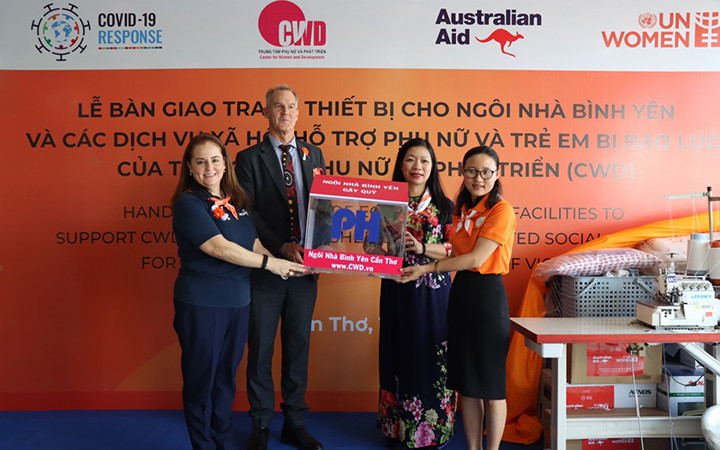 Bàn giao trang thiết bị cho Nhà bình yên tại Cần Thơ (Ảnh: UNWomen Việt Nam).