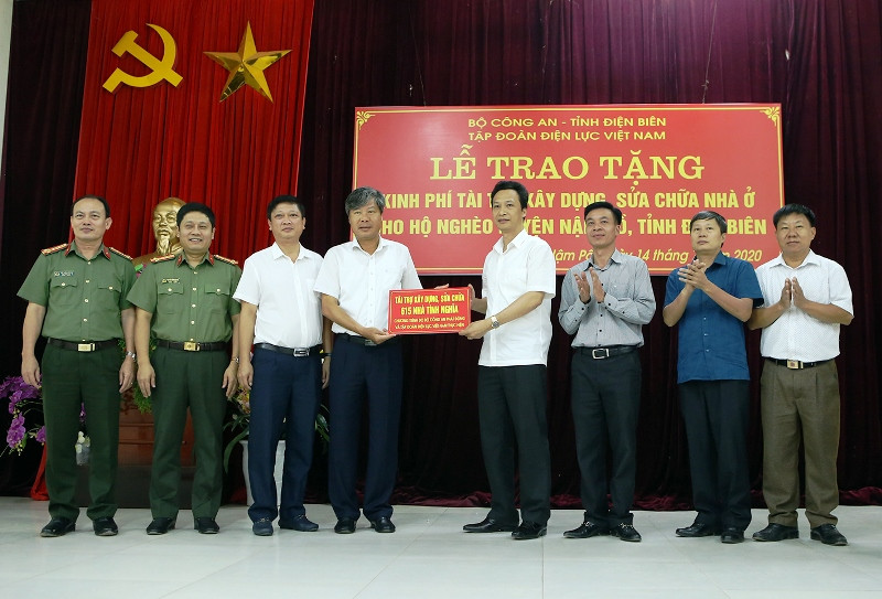 Đại diện lãnh đạo Bộ Công an, Tập đoàn Điện lực Việt Nam trao 30 tỷ đồng cho huyện Nậm Pồ.