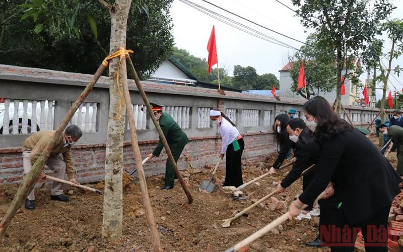 Các đại biểu hưởng ứng Tết trồng cây.
