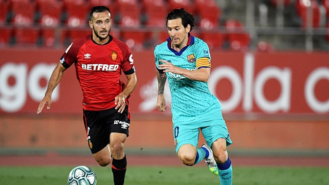 Messi (bên phải) luôn là “bộ não” cho mọi chiến thắng của Barca.