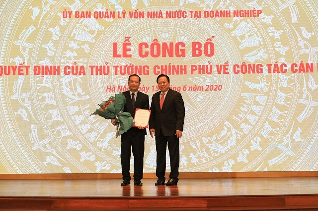 Chủ tịch Ủy ban Quản lý vốn Nhà nước tại doanh nghiệp Nguyễn Hoàng Anh trao Quyết định của Thủ tưởng Chính phủ cho ông Phạm Đức Long.