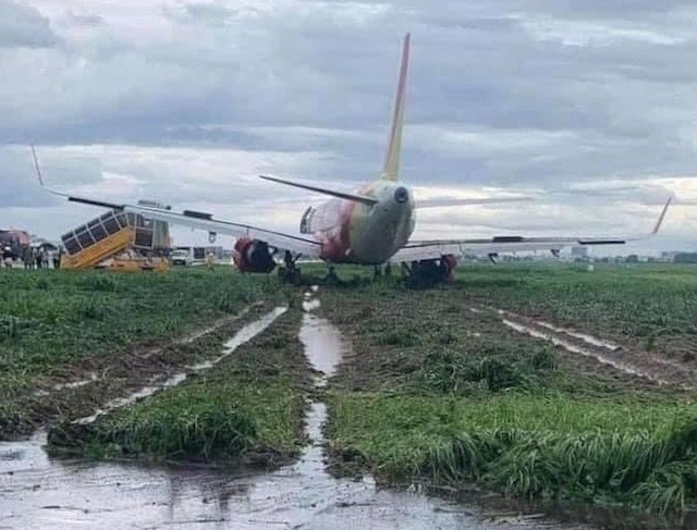 Hiện trường vụ máy bay hạ cánh trượt khỏi đường băng.