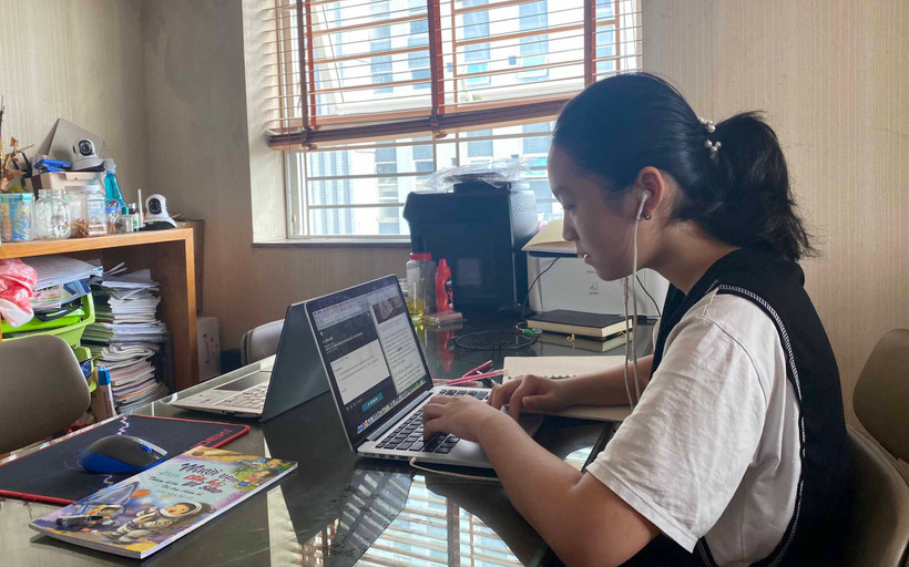 Một học sinh học trực tuyến ở TP Vinh.