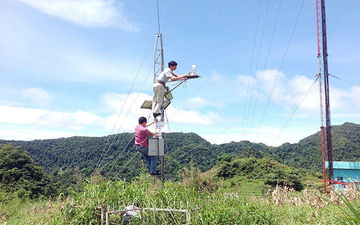 Kiểm tra thiết bị đo mưa tự động tại Trạm Khí tượng Tam Đảo, Đài Khí tượng thủy văn khu vực Việt Bắc.