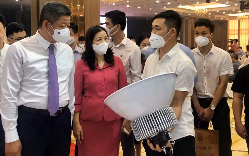 Lãnh đạo TP Hà Nội tham quan các thiết bị tiết kiệm năng lượng của doanh nghiệp. (Ảnh: Nguyên Trang)