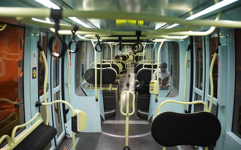 Chuyến tàu vắng khách ở TP Montpellier vào giờ giới nghiêm. (Ảnh: Le Monde)