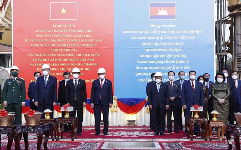 Chủ tịch nước Nguyễn Xuân Phúc dự lễ tòa nhà hành chính mới của Quốc hội Vương quốc Campuchia. (Ảnh: TTXVN)