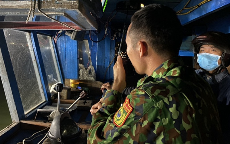 Các chiến sĩ Đồn Biên phòng Cửa Đại liên lạc với thuyền viên của tàu ứng cứu tại hiện trường.