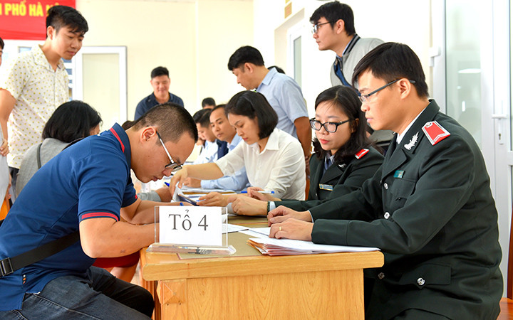 Các đơn vị sử dụng lao động ký biên bản công bố Quyết định thanh tra (Ảnh: BHXH Hà Nội).