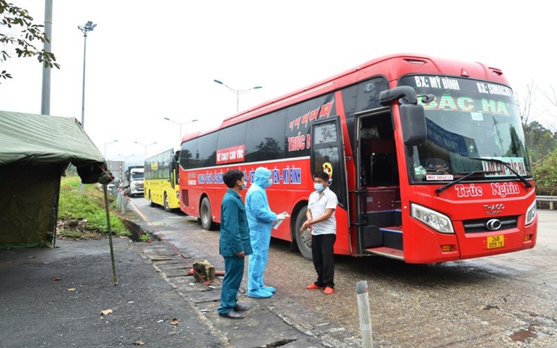 Lập chốt kiểm soát dịch Covid-19 trên các tuyến giao thông kết nối với tỉnh ngoài có dịch. 