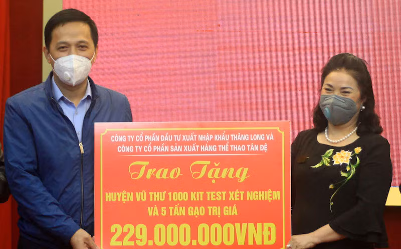 Trao 1.000 kít xét nghiệm Covid-19 và 5 tấn gạo trị giá 229 triệu đồng cho huyện Vũ Thư.