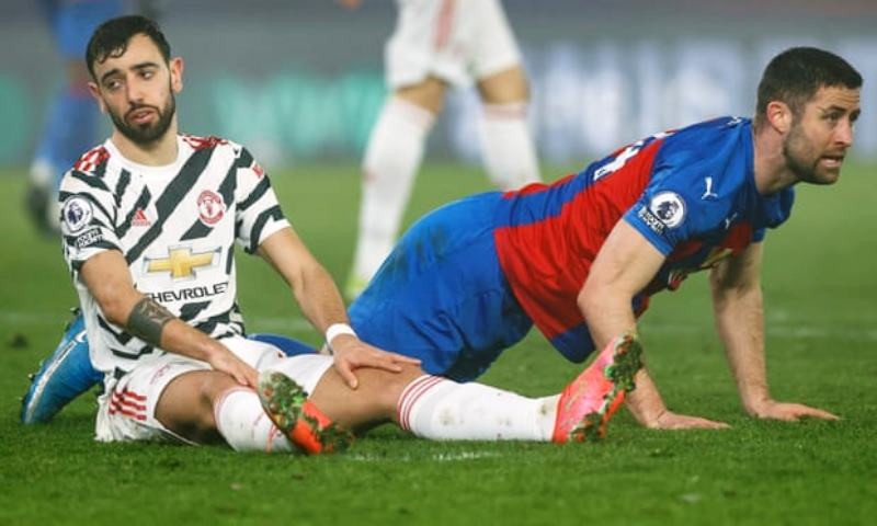 B. Fernandes (trái) chơi mờ nhạt trong mầu áo Man United trận này.