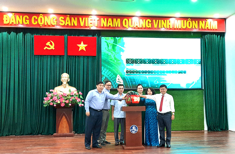 Lãnh đạo UBND quận 1 bấm nút vận hành Dịch vụ “định danh khách hàng điện tử”.