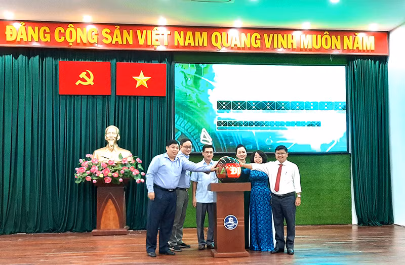 Lãnh đạo UBND quận 1 bấm nút vận hành Dịch vụ “định danh khách hàng điện tử”.