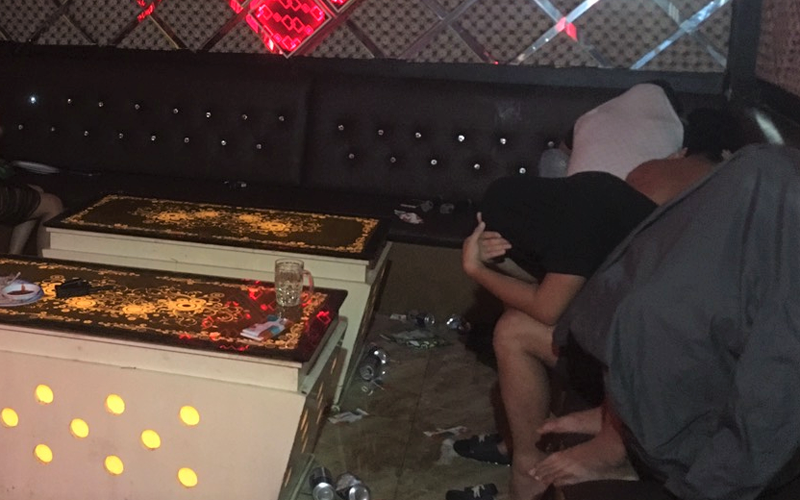 Lực lượng công an bắt quả tang các đối tượng tại một phòng của quán.