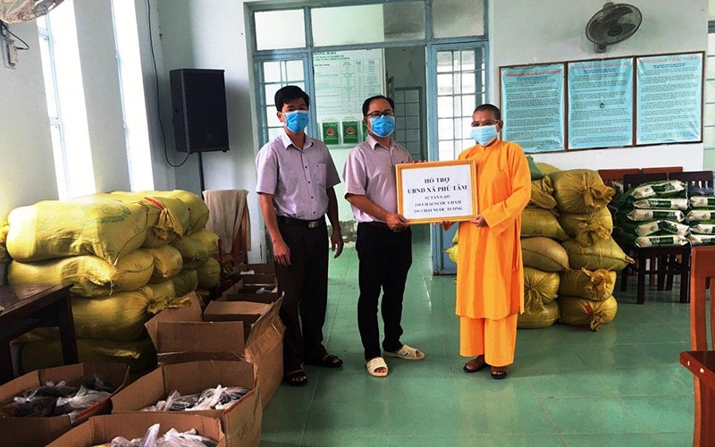 Sư cô Thích Nữ Huệ Liên - Trụ trì chùa Phật Minh tặng quà đến với hộ gặp khó khăn do ảnh hưởng dịch Covid-19 tại xã Phú Tâm, huyện Châu Thành.