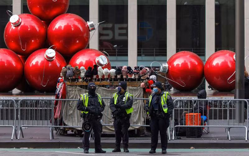 Cảnh sát New York gác trên Đại lộ số 6, ngày 19/12. (Ảnh: Reuters)