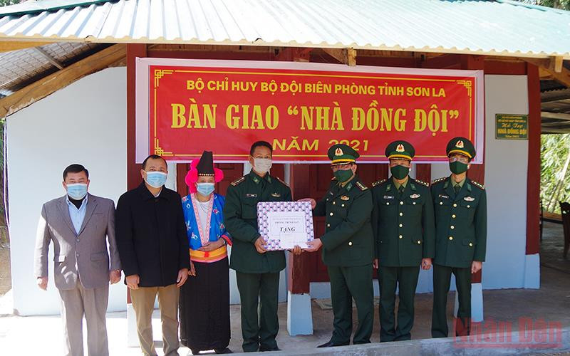 Lễ bàn giao nhà đồng đội cho gia đình đồng chí Trá A Dia tại bản Từ Sáng, xã Pá Lông.