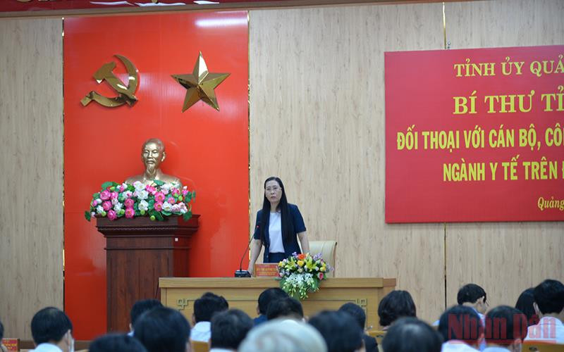 Đồng chí Bùi Thị Quỳnh Vân trực tiếp đối thoại với cán bộ ngành y tế.