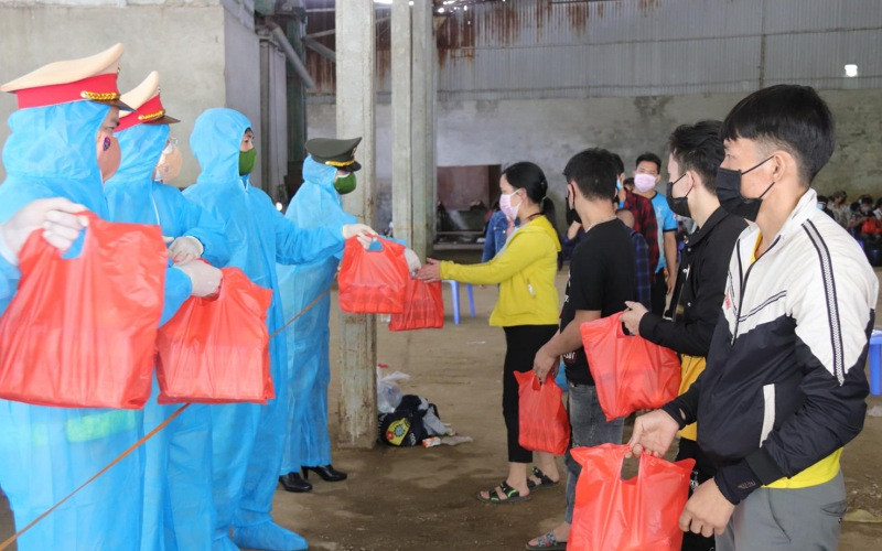 Lực lượng chốt kiểm soát Vân Hồ gửi các suất quà tới người trở về từ các tỉnh phía nam.