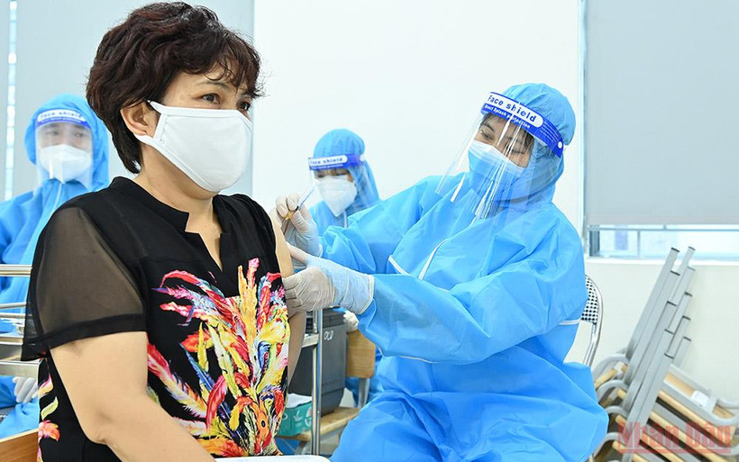 Tiêm vaccine ngừa Covid-19 cho người dân. (Ảnh: DUY LINH)