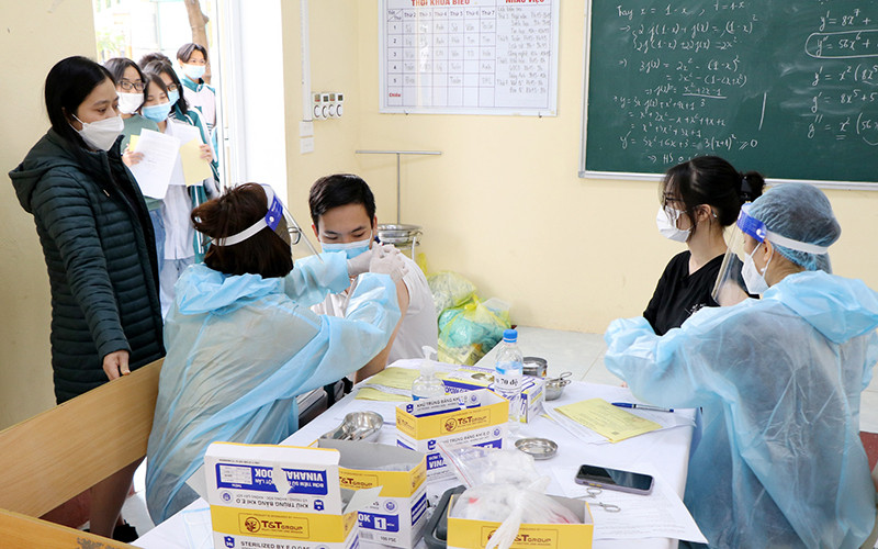Tiêm vaccine phòng Covid-19 cho học sinh ở Phú Thọ.