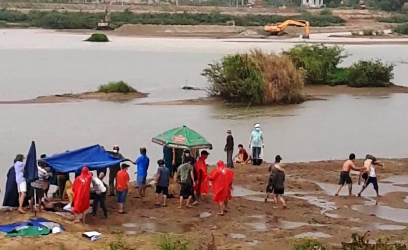 Hiện trường vụ đuối nước khiến 3 người đi cào hến tử vong thương tâm.