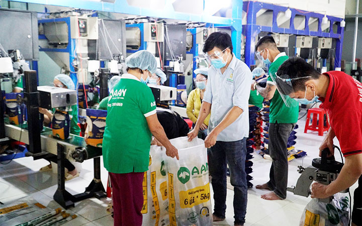 Đóng gói gạo xuất khẩu ở Chi nhánh Công ty cổ phần Tập đoàn Tân Long tại Đồng Tháp. Ảnh: NGỌC TÀI