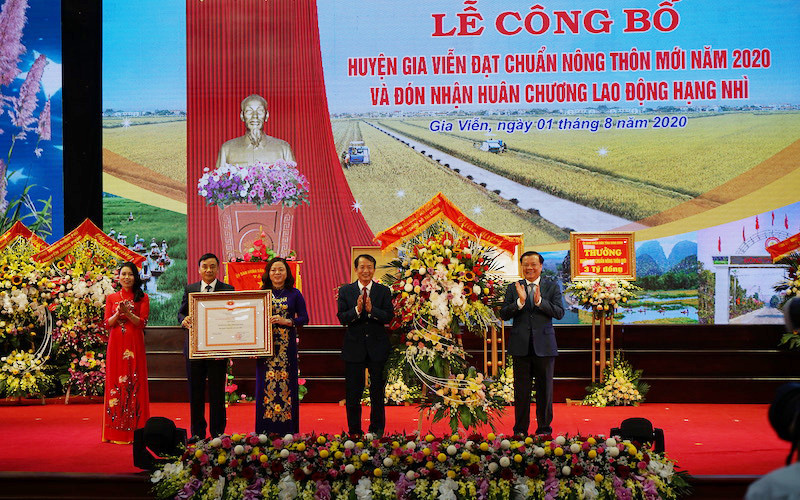 Đồng chí Đinh Tiến Dũng trao tặng Huân chương Lao động hạng Nhì cho lãnh đạo huyện Gia Viễn.